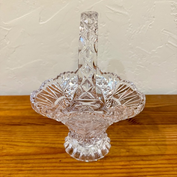 Hofbauer Byrdes Collection Crystal 11” Deep Basket with Bird Medallion - Picture 9 of 10